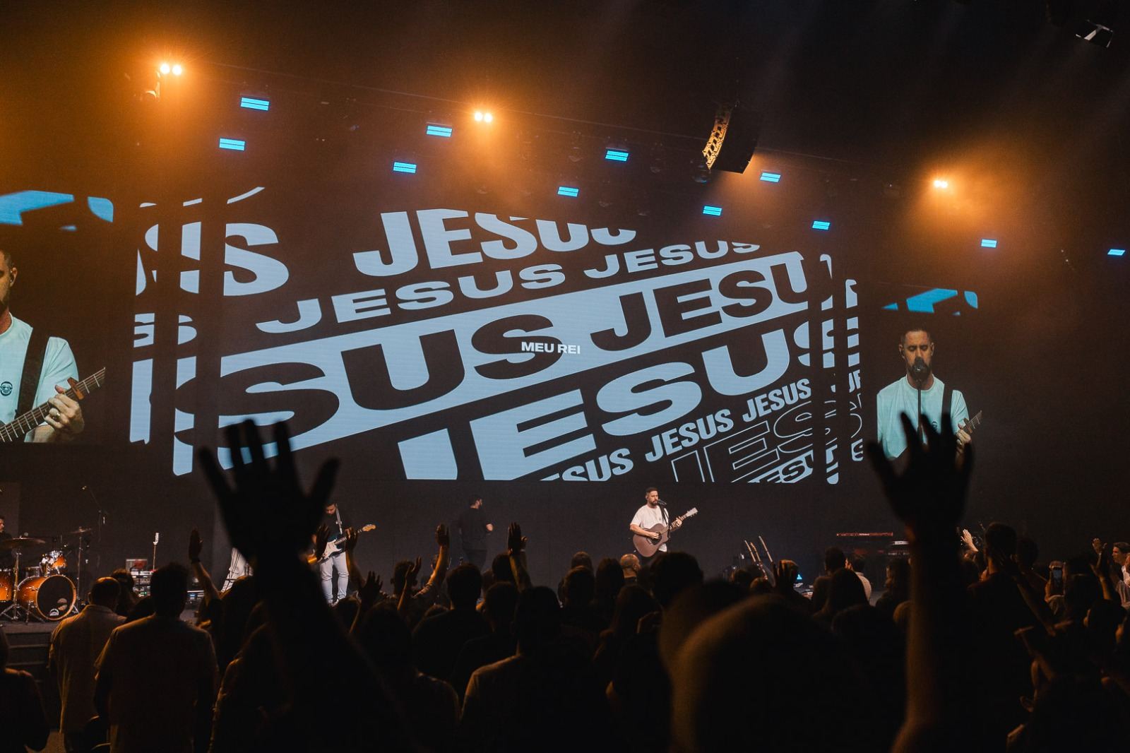 Telão JESUS em letreiro